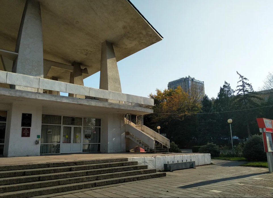 Королевский дворец ул гамзата цадасы 68 фото. Музыкальный театр.