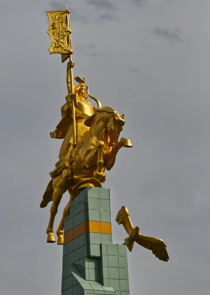 Памятник золотому. Памятник золотой всадник в Элисте. Золотой всадник Элиста фото. Памятник Элиста всадник. Золотой памятник Якушенко.