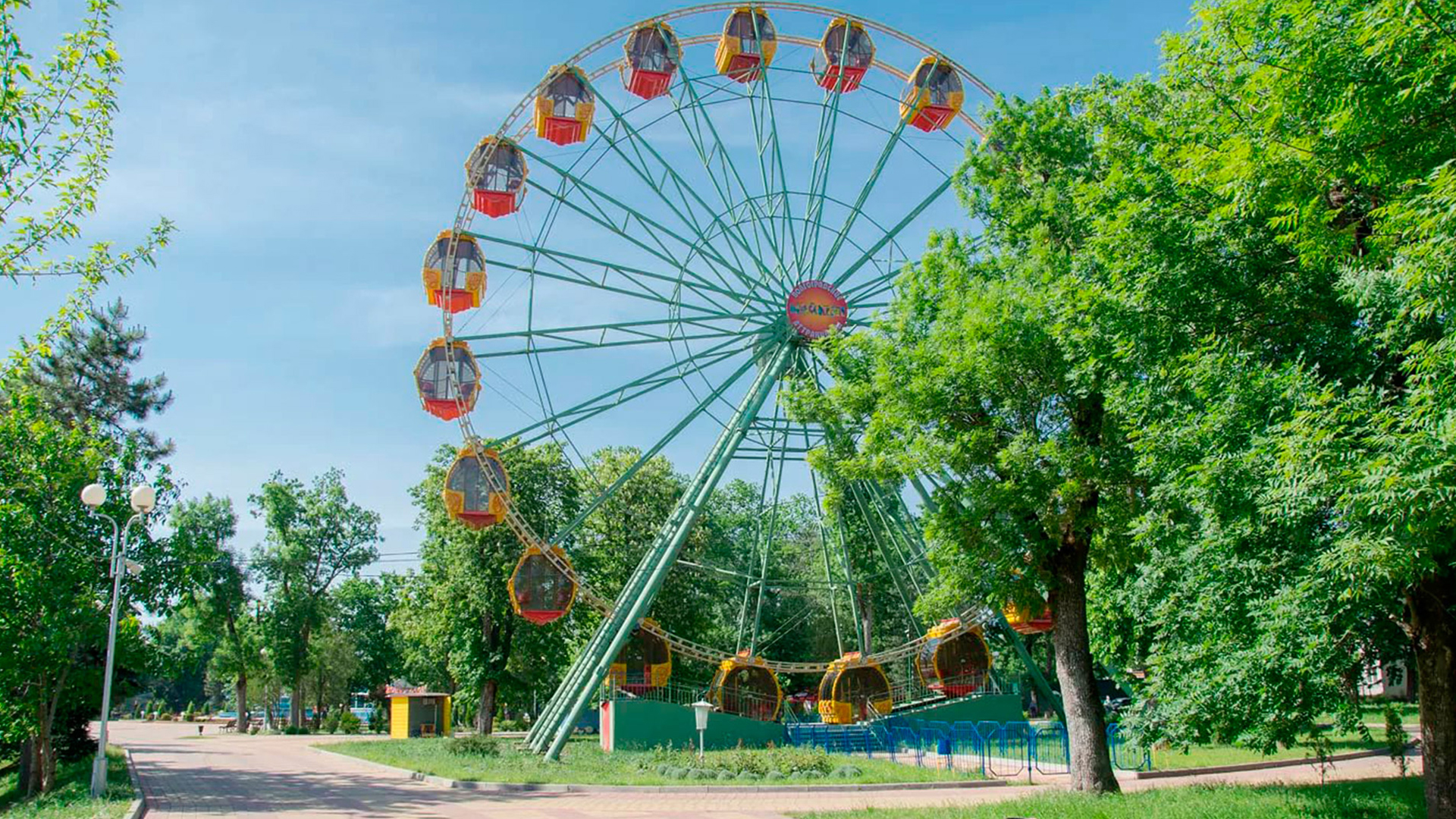 Городской парк отдыха. Городской парк культуры Майкоп. Парк в Майкопе Горпарк. Горпарк Майкоп фонтан. Горпарк Майкоп аттракционы.