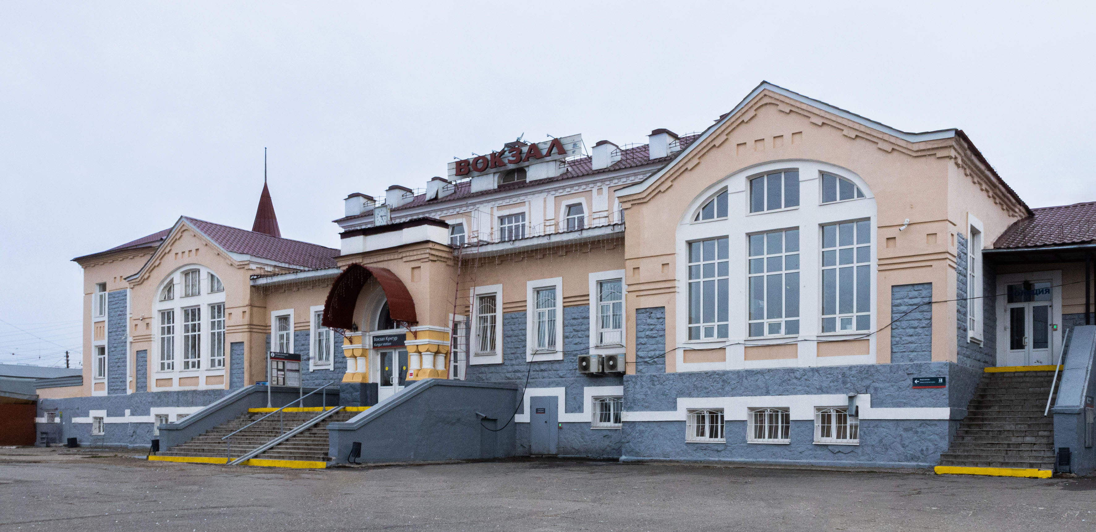 Еркек әйелдің мысығын жалайды