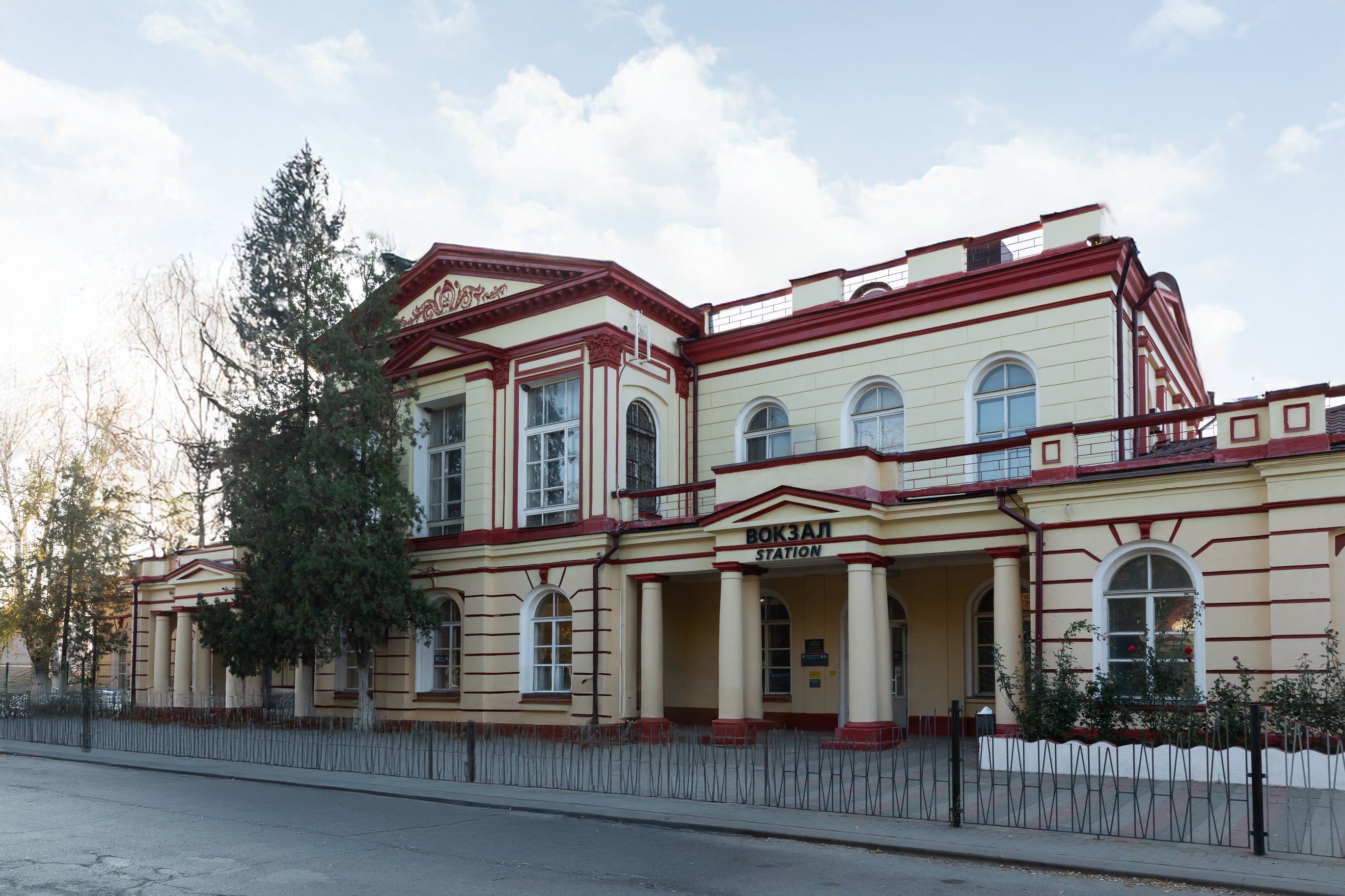 Адамдар тобы бір гей жігіттің ішінде трахает және спермы (порно онлайн)