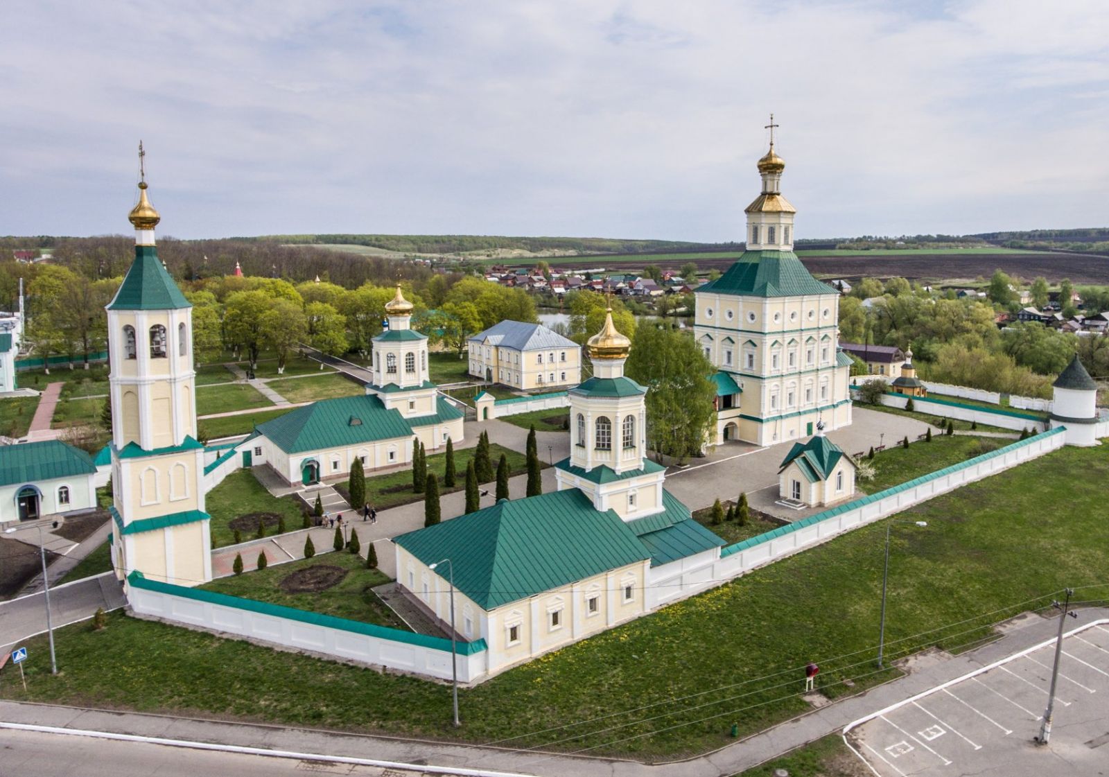 Монастыри мордовии. Иоанно-Богословский монастырь Саранск. Иоанно-Богословском Макаровском мужском монастырь Мордовия. Мордовия Иоанно Богословский монастырь Макаровка. Макаровский мужской монастырь Саранск.