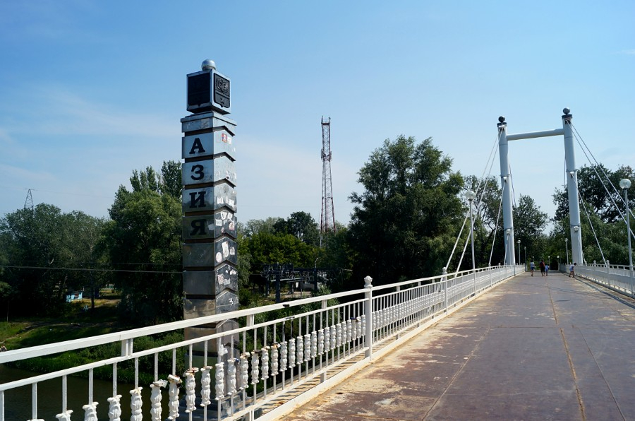 Мост через урал фото. Мост Европа Азия Оренбург. Мост через Урал Оренбург Европа Азия. Пешеходный мост Оренбург.